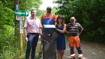 Bild: gi
Bürgermeister Hermann Ach und die Tourismus-Sachbearbeiterin beim Landratsamt Neustadt, Cassandra De Luca, nahmen den Natur-Navi im Kurpark in Betrieb.