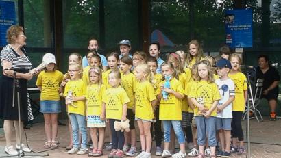 Bild: Chöre Wiesau/exb
Die kleinsten – unter der Leitung von Christa Holm (links) – begeisterten beim Kinder-Bürgerfest.