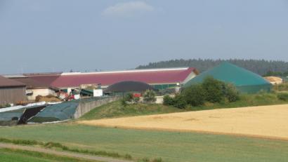 Bild: ow
Mit einer Umwallung aus Erdreich will die Firma Bioenergie Hans und Wolfgang Schäffler GbR ihre Biogasanlage am Tremauer Weg nachrüsten. Dadurch soll bei einem Unfall ausgelaufene Gülle oder Gär-Substrate zurückgehalten werden.