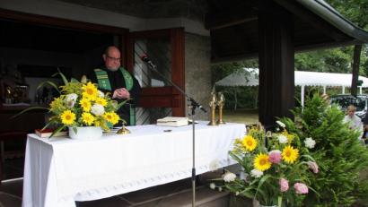 Bild: wro
Den Gottesdienst an der Kapellentreppe feierte der Augustinerprovinzial und gebürtige Fuchsmühler Pater Lukas.