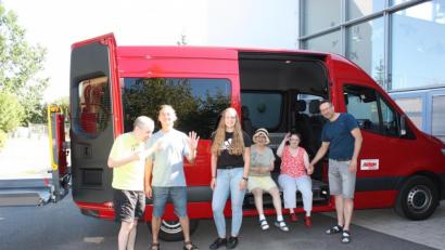 Bild: exb
Ganz besonders freuen sich die Bewohner bei Regens Wagner über den neuen Mercedes Sprinter.