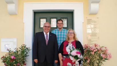 Bild: enz
Zum 25jährigen Dienstjubiläum gratulierten Claudia Hart Bürgermeister Klaus Meyer (links) und Geschäftsleiter Stefan Döllinger.