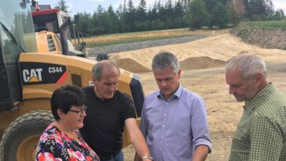Bild: cro
Bürgermeister Thomas Meiler (Dritter von links) sieht sich mit seinen CSU-Kollegen aus der Gemeinderatsfraktion, Christina Rosner, Peter Schmidt, und Rudi Hauke (von links), das neu erschlossene Baugebiet an.