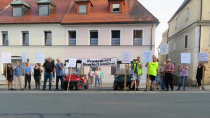 Bild: ow
Zur jüngsten Stadtratssitzung hat die Interessengemeinschaft für den Erhalt des Marktplatzes der Ackerbürgerstadt Neustadt am Kulm ihre Anhänger aufgerufen, für ihre Forderungen zu demonstrieren. Knapp 20 Bürger folgen diesem Aufruf und zeigen mit Transparenten und einem Pfeifkonzert ihren Unwillen über die Absichten des Stadtparlaments, das Stadtzentrum neu zu gestalten.