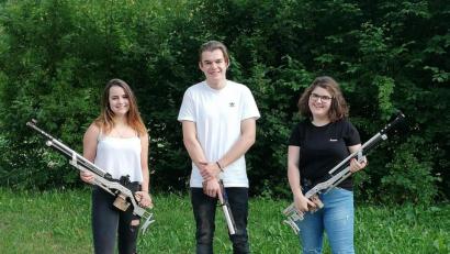 Bild: exb
Anja Betz, Jonas Bauer, Anna Hildebrand (von links) vertraten den Schützenverein 1861 Wildenau bei der Bayerischen Meisterschaft.