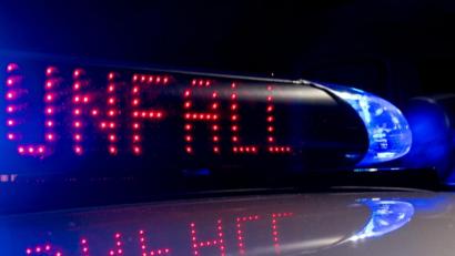 Bild: Monika Skolimowska/dpa
Zwei Personen wurden bei dem Unfall an der Jet-Tankstelle in Altenstadt verletzt.