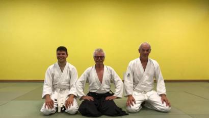Bild: exb
Bei den Aikidokas des ATSV bewältigen Simon Mauerer und Albert Schmid die Prüfung zum Braungurt. Dojo-Leiter Ferdinand Schraml (Mitte) gratuliert.