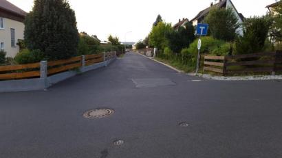 Bild: br
Im Einmündungsbereich der Gartenstraße (Bildmitte) in den Kalvarienbergweg wird die bestehende Vorfahrtsregelung auf mehrheitlichen Beschluss des Gemeinderates nicht geändert.