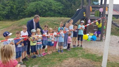 Bild: jss
Zur Eröffnung des Spielplatzes am Büttellochweg waren neben den Mitarbeitern des Bauhofs und Bürgermeister Franz Stahl auch Anwohner mit ihren Kindern gekommen.