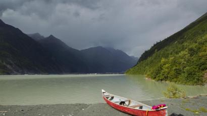 Bild: Zachary Sheldon/Design Pics via ZUMA Wire/dpa
Der Gletschersee nahe dem Valdez-Gletscher (Hintergrund).