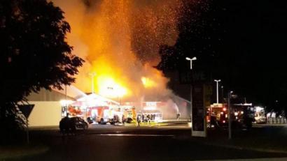 Bild: exb
Der Dachstuhl des Rewe-Markt in Wiesau brennt.