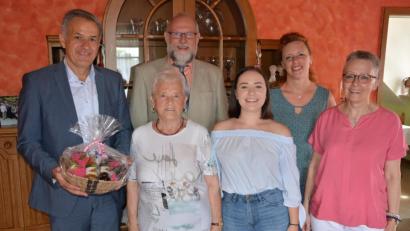 Bild: jr
Viele Glückwünsche gab es für Ingeborg Domke (vorne links) zum 85. Geburtstag. Es gratulierten (von rechts) Tochter Elke und die Enkelinnen Anja und Celina sowie (von links) Bürgermeister Roland Grillmeier und Pfarrer Martin Schlenk.