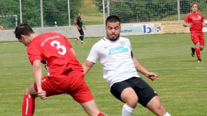Bild: hho
Der TSV Waldershof (rechts Christian Heinrich) hatte zuletzt beim FC Lorenzreuth (links Nikolai Nothhaft) mit 1:4 das Nachsehen. Am Sonntag empfängt der TSV den FC Schwarzenbach, der FCL gastiert in Erkersreuth.