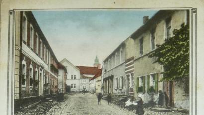 Bild: Portner
Diese Ansichtskarte mit Blick in die Bahnhofstraße wurde nach einem Bild des Oberviechtacher Malers Lorenz Lehner gedruckt.