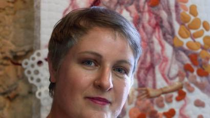 Bild: tr
Jutta Kohlbeck aus Regensburg zeigt im Knopfmuseum Posamentenknöpfe und Kunstquilts.