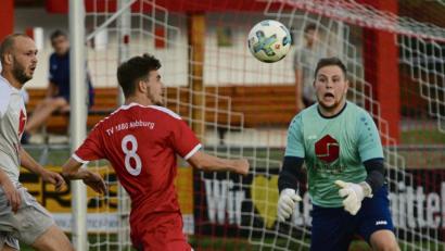 Bild: ham
Das war die beste Chance in der ersten Hälfte für die Nabburger. Aber Jan-Luca Hartig scheitert am Neunburger Torwart Benedikt Blendl.