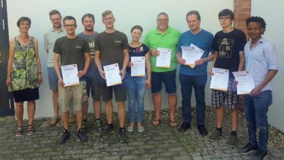 Bild: Bühner
Das sind die Preisträger des Wettbewerbs des Schreinerhandwerks 2019 "Die gute Form" zusammen mit
Vertretern ihrer Ausbildungsbetriebe.