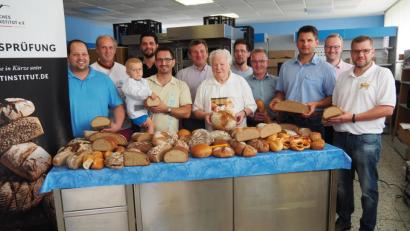Bild: Bühner
Teilnehmer der Brot- und Brötchenprüfung des Jahres 2019: Innungsobermeister Wolfgang Schmid freut sich über gute und sehr gute Ergebnisse.