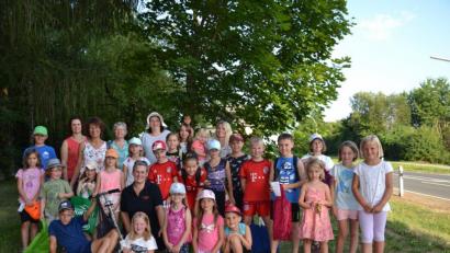 Bild: gi
Großen Spaß machte den Kindern das Wandern 
und anschließende Grillen auf dem 
„Jakoberl-Bauernhof“ in Fluröd.