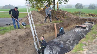 Bild: dob
Der Einbau des 50 000-Liter-Tanks erforderte etliche Arbeitsstunden. Für seine Bemühungen, Trinkwasser zu sparen, erhält der SV Waldau von der Stadt Vohenstrauß den Umweltpreis. Die 500 Euro sind jedoch zweckgebunden und müssen in den Unterhalt der Bewässerungsanlage fließen.