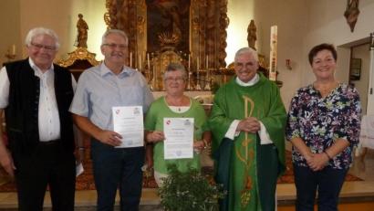 Bild: bej
Kirchenpfleger Alois Baumer (links), Pfarrgemeinderatssprecherin Christa Dietl (rechts) und Pfarrer Eugen Wismeth zeichneten Josef Drexler und Brigitte Götz für vielfältige und langjährige Verdienste um die Expositur aus.