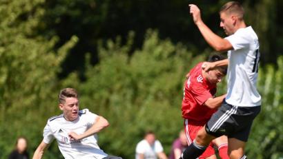 Bild: A. Schwarzmeier
Gemeinsames Verteidigen, wie in dieser Szene von Lukas Wiesnet (links, in der Partie gegen die SpVgg Pfreimd) und Dominik Sandner (rechts) demonstriert, fordert Grafenwöhrs Trainer Roland Lang auch im Heimspiel gegen den TSV Bogen.