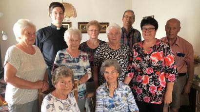 Bild: cro
Mit 90 Jahren ist Martha Steiner (sitzend, links) eine rüstige Jubilarin. Bis jetzt hat sie sich immer tatkräftig im Seniorentreff "Hutzastub'n" eingebracht. Jetzt geht die Flossenbürgerin auch da in "Rente".