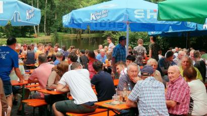 Bild: bsc
Das dritte Fischerfest um den idyllischen Haferdeckweiher lockte viele Besucher an. Die Mitglieder des Friedenfelser Angelvereins boten den Gästen allerlei Fischspezialitäten und freuten sich über die große Resonanz.