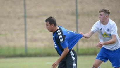 Bild: ref
Da half alles Ziehen am Trikot nichts: Nikolai Seidel (links) und der SV Raigering zogen ab. Johannes Bleisteiner (rechts) vom TuS Kastl sah für diese Aktion die gelbe Karte.