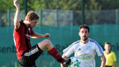 Bild: btg
Dominik Bredow (rechts, Szene aus der Partie gegen Luhe-Wildenau) und die SpVgg Schirmitz stehen beim FC Amberg vor einer schweren Auswärtsprüfung.