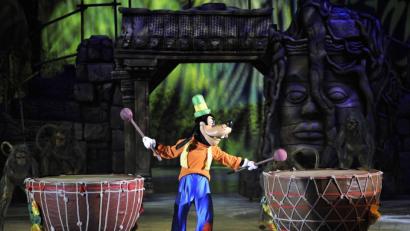Bild: Adam Warzawa/ dpa
Goofy, Disneys größter Tollpatsch, spielt auf Trommeln.