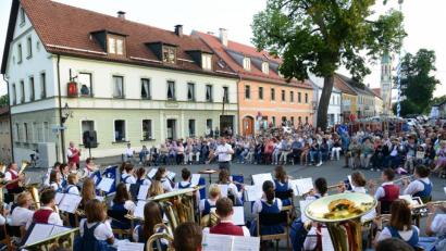 Bild: bey
Bürgermeister Rainer Rewitzer versucht sich als Dirigent beim "Böhmischen Traum" und zeigt sich dabei sehr "beweglich".