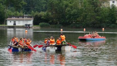 Bild: rn
Im Floß über den Rußweiher: Das ist ein ganz besonderes Erlebnis in der ersten Woche der Ferienfreizeit.