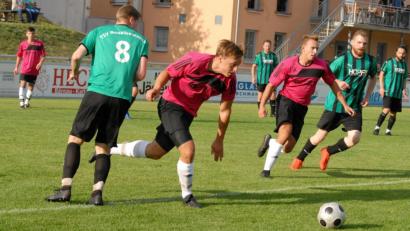 Bild: gb
Die zweite Mannschaft des FC Tirschenreuth verteidigte mit dem 3:1-Sieg gegen den TSV Neualbenreuth die Tabellenführung in der Kreisklasse Stiftland. Hier dringt Michael Gmeiner (Zweiter von links) in den Strafraum der Gäste ein.
