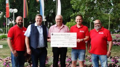 Bild: exb
Über 1200 Euro freut sich Herbert Putzer, Vorsitzender der Kinderkrebshilfe. Das Geld überreichen die Mitglieder des Fanclub "D#Weidna" und Heiko Hering.