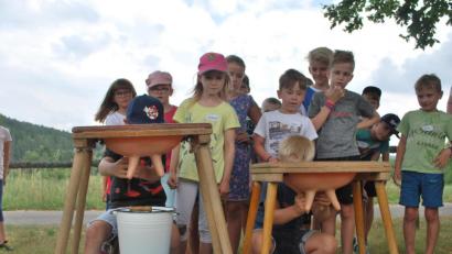 Bild: exb
Vor 100 Jahren, als der Obst- und Gartenbauverein Fürnried gegründet wurde, verbrachten Kinder viele Stunden am Tag beim Kühe hüten. Mehr Spaß macht da schon das Melken am Gummieuter.