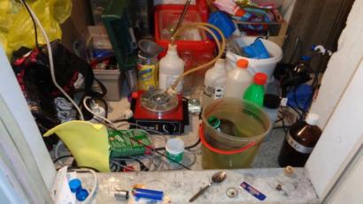 Bild: Polizei 
Polizisten fanden am Dienstag in einer Wohnung in Bayreuth verschiedene Utensilien mit denen illegal Amphetamin und Methamphetamin hergestellt wurden. Am Tag darauf wurde der 31-jährige Wohnungsbesitzer festgenommen.