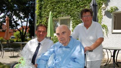 Bild: sm
Alfons Bösl (Mitte) feiert im Seniorenheim Löffler seinen 75. Geburtstag.