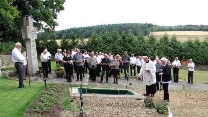 Bild: boj
Im Beisein seiner geistlichen Mitbrüder und der angereisten Trauergemeinde nahm Heimatpfarrer Herbert Rösl die Einsegnung von Frater Josef Prass im Klosterfriedhof des Missionshauses St. Wendel vor. Anschließend versammelte sich die heimatliche Delegation zum Gedenken an Pater Georg Raiml an dessen Grab im Klosterfriedhof.