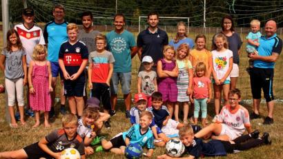 Bild: zer
Gruppenfoto nach getaner Arbeit. Die Kinder haben alle Stationen bestens bewältigt.