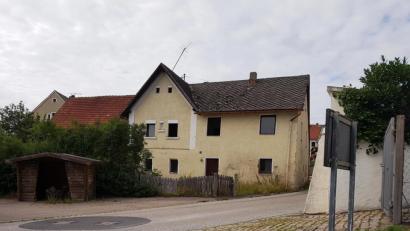 Bild: Donhauser
Im Fokus der Dorferneuerung von Pursruck steht der Dorfplatz. Das alte Gebäude (Bild) soll abgerissen werden, um eine Engstelle zu beseitigen. Im Zuge dieser Maßnahme soll auch der Friedhofaufgang (rechts vorn) mit dem alten Kopfsteinpflaster umgestaltet werden.