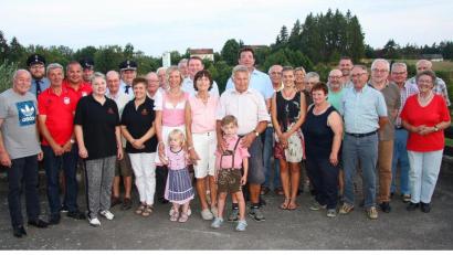 Bild: wro
Manfred Griebel (vorne in der Mitte) ist bekannt und geschätzt. Eine große Gratulantenschar ließ den Falkenberger an seinem 80. Geburtstag hochleben.