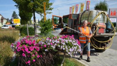 Bild: dob
Grün- und Blumenanlagen prägen das wunderschöne Ortsbild von Vohenstrauß. Für die Bewässerung greift die Kommune, in diesem Fall ist es die städtische Mitarbeiterin Edeltraud Schmidt, auf Brauchwasser zurück.