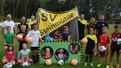 Bild: jr
Die Teilnehmer des Schnuppertrainings beim SV Steinmühle mit Jugendleiter Christian Hecht (hinten, Zweiter von rechts), Trainern und Übungsleitern sowie dem städtischen Jugendbeauftragten Wolfgang Hecht (links).