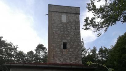Bild: rrd
Vor dem Turm probt der Posaunenchor. Ganz Hirschbach hört im Tal mit.