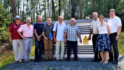 Bild: arw
Reinhard Geyer, Günter Stich, Erich Dannhäußer (alle Zeno), Kreisbaumeister Werner Kraus, Karl Lorenz, Boris Damzog, Helmuth Wächter, Alexandra Schopf und Bernhard Schmidt (von links) präsentieren die Stelle, wo die Photovoltaikanlage der Bürgerenergie West entstehen soll.