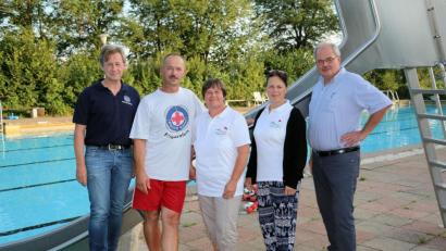Bild: bsc
Zur Abschlussbesprechung „50 Jahre Freibad Friedenfels“ trafen sich (von links) der Vorsitzende der Wasserwacht, Markus Münchmeier, und Jugendleiter Markus Kellner, die beiden Vorsitzenden des Freibad-Fördervereins, Lisa Rauh und Patricia Henze, und Bürgermeister Gottfried Härtl.