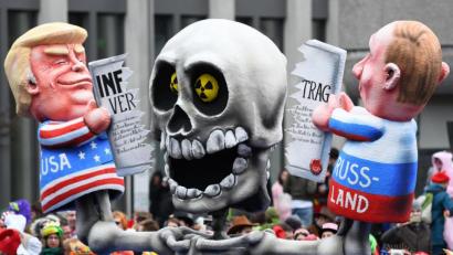 Bild: Ina Fassbender/dpa
Ein Wagen beim Rosenmontagszug in Düsseldorf nahm dieses Jahr die Politik von Donald Trump (links) und Wladimir Putin aufs Korn. Nun haben die USA und Russlands den INF-Vertrag über das Verbot landgestützter atomarer Mittelstreckenwaffen beerdigt.