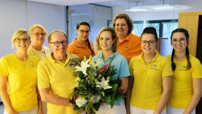 Bild: do
Übergabe im Hause Gebel: Ab sofort führt Tochter Britta Gebel (mit Blumenstrauß) die Eschenbacher Zahnarztpraxis. Vater Dr. Wolfgang Gebel tritt ins zweite Glied zurück.