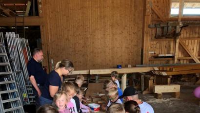 Bild: grm
Mit Begeisterung werkeln die Vorschüler der Irchenriether Kindertagesstätte beim Besuch in der Zimmerei Härtl an ihren Kunstwerken.
